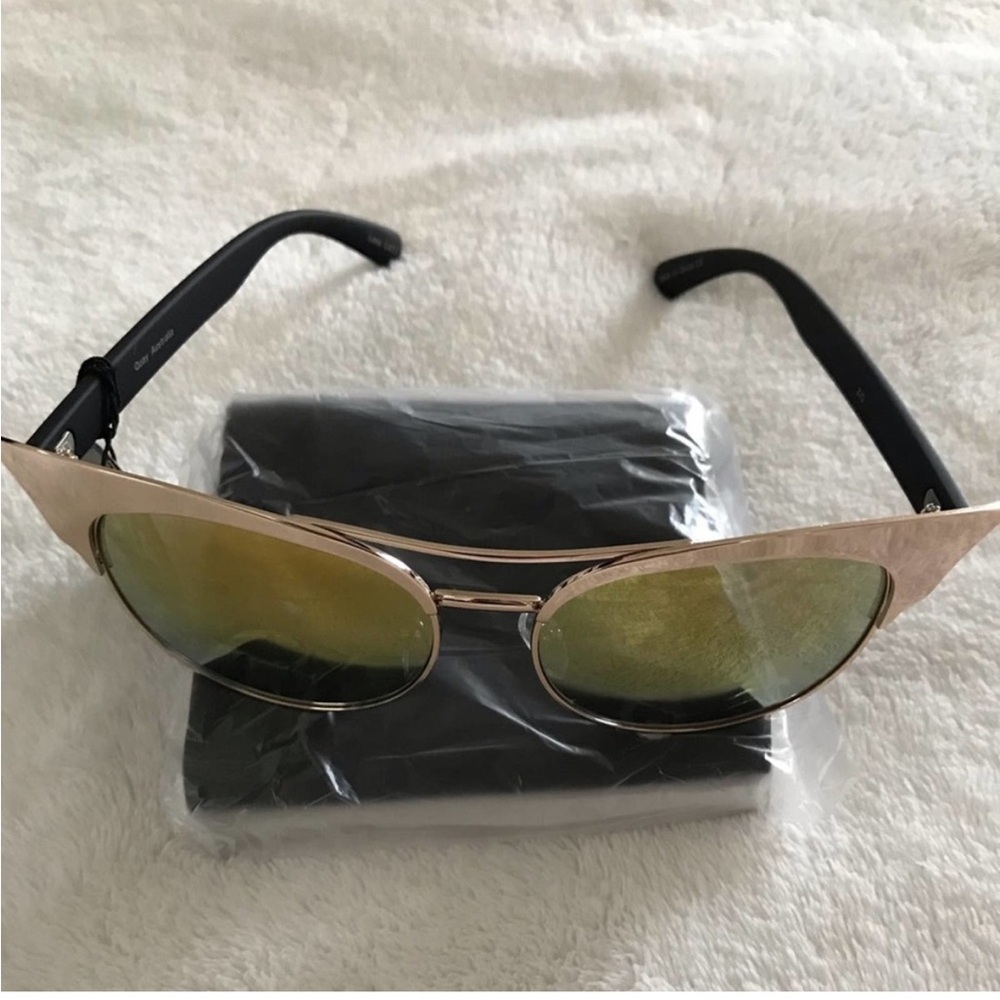 Quay Zig Gold Mirror Sunglasses - Picture 5 of 6